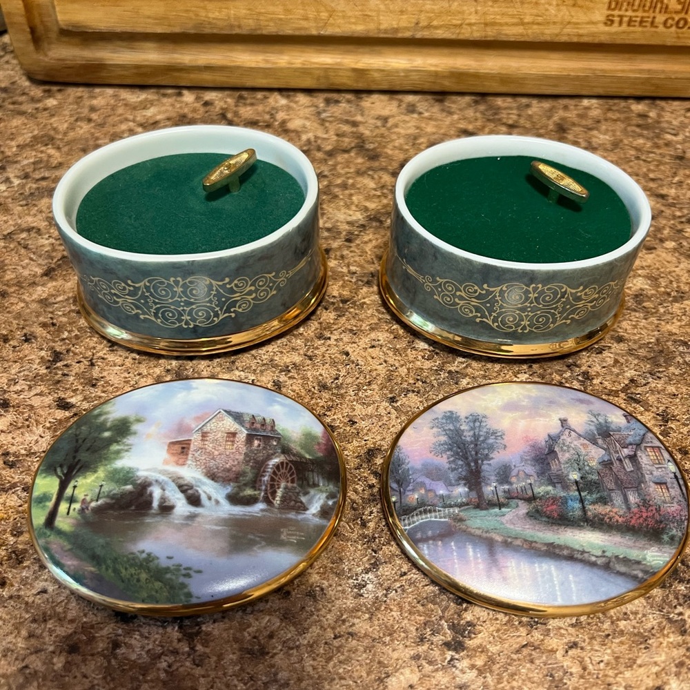 Elegant Gold and Green Lamplight Lane music box Boxes